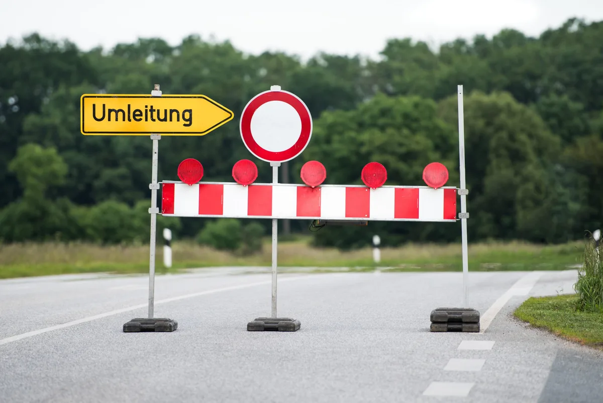 Eine Straßensperrung. (Symbolbild)