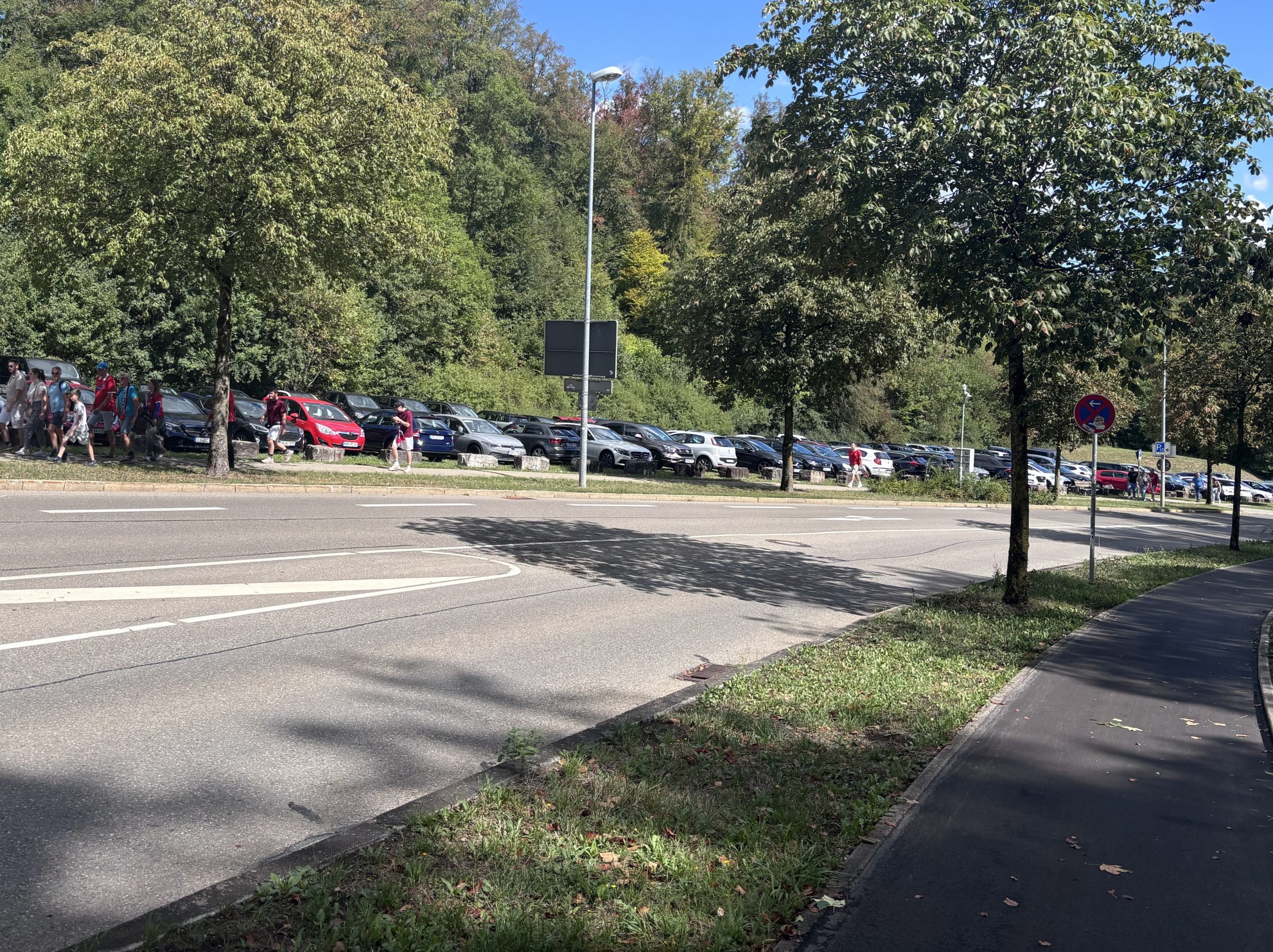 Bei FCH-Heimspielen stets voll belegt: der Parkplatz im Katzental. 