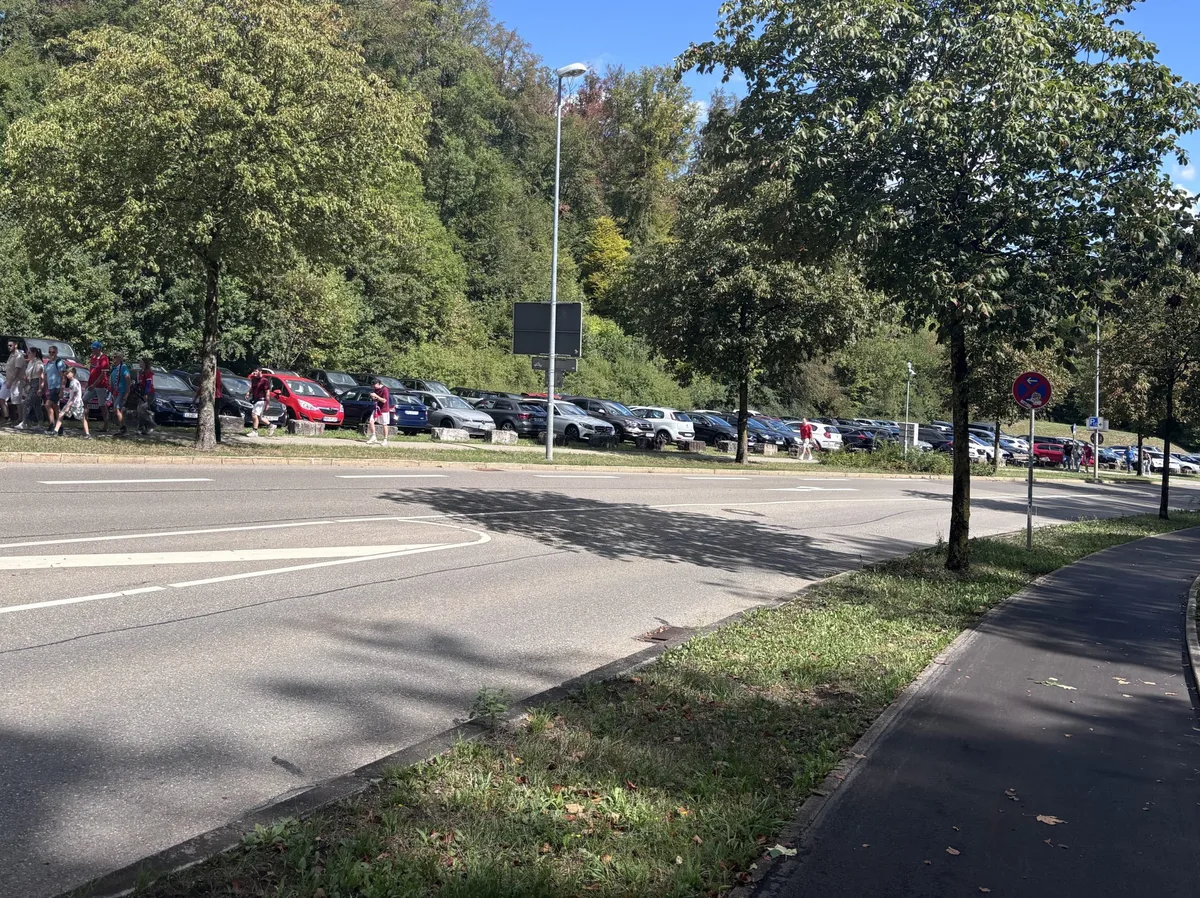 Strafzettelbi Bei FCH-Heimspielen stets voll belegt: der Parkplatz im Katzental.