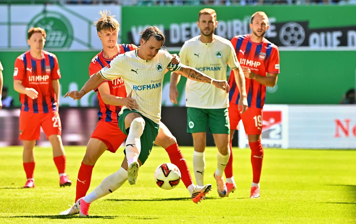 SpVgg Greuther Fürth – FC Heidenheim Oben halten, unten grätschen: Vizekapitän Jan Schöppner (links, im Zweikampf) und der FCH zeigten in Fürth länger vermisste Qualitäten in der Defensive.
