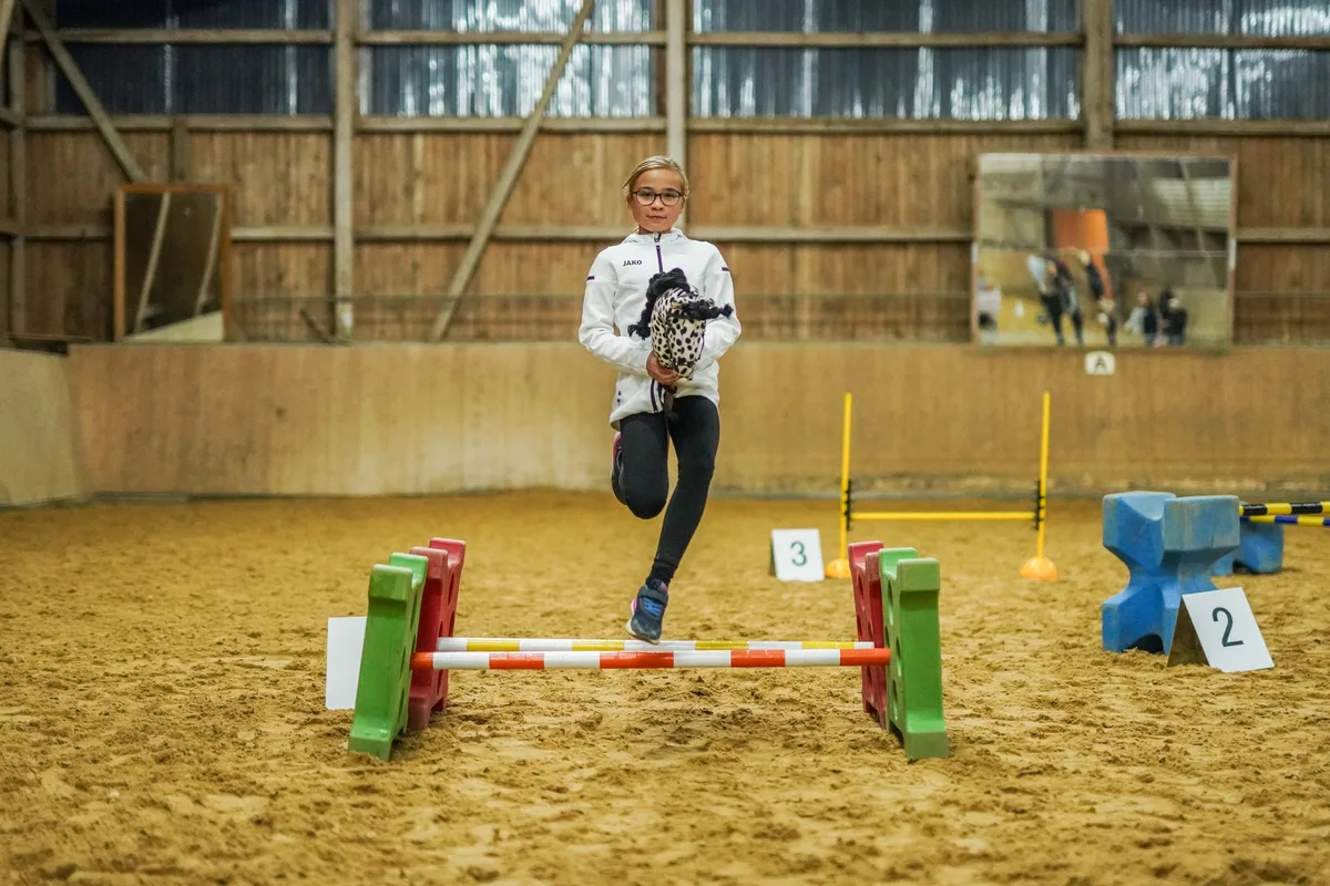 Reiten auf Steckenpferden beim Reit- und Fahrverein Gerstetten Beim Hobby Horsing gibt es Schritt, Trab, Galopp, es wird Dressur geritten und auch über Hindernisse gesprungen.