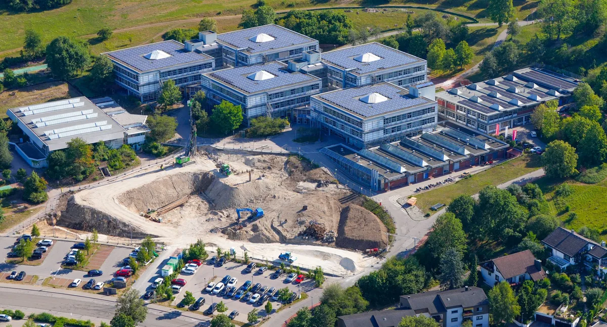 Treppe und Hang vor dem Berufsschulzentrum in Heidenheim sind abgetragen für den Neubau. Sobald dieser in zwei Jahren steht, geht es mit den Arbeiten an den bestehenden Gebäuden weiter.