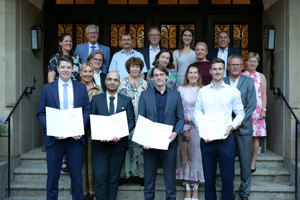 Die vier Preisträger (von links, mit Urkunden) Quentin S. Koplin, Mohit Jain, Simon Eyselein und Julian Sachsenweger gemeinsam mit den Juroren, dem Stiftungsrat und dem Vorstand der Hanns-Voith-Stiftung.