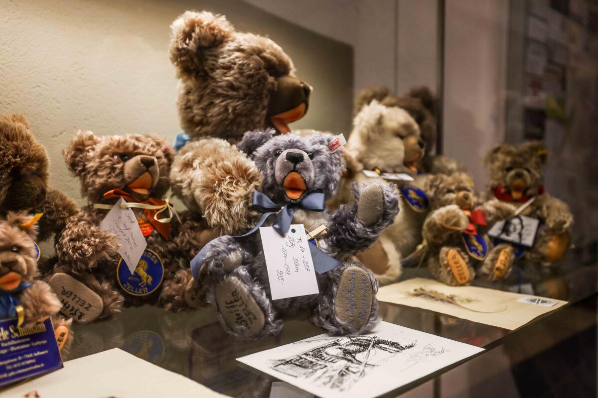 75 Jahre Zotty - Dem Steiff-Bären ist eine aktuelle Ausstellung im Giengener Rathaus gewidmet.