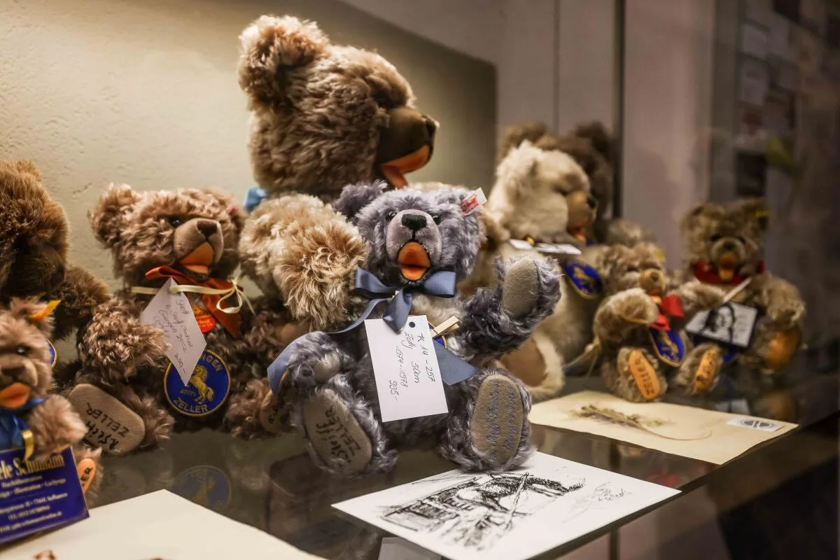 Ausstellungseröffnung, 75 Jahre, Zotty, Zotty – Ein Giengener Welterfolg, Sitzungssaal, Rathaus, Ausstellung, 75 Jahre Zotty - Dem Steiff-Bären ist eine aktuelle Ausstellung im Giengener Rathaus gewidmet.