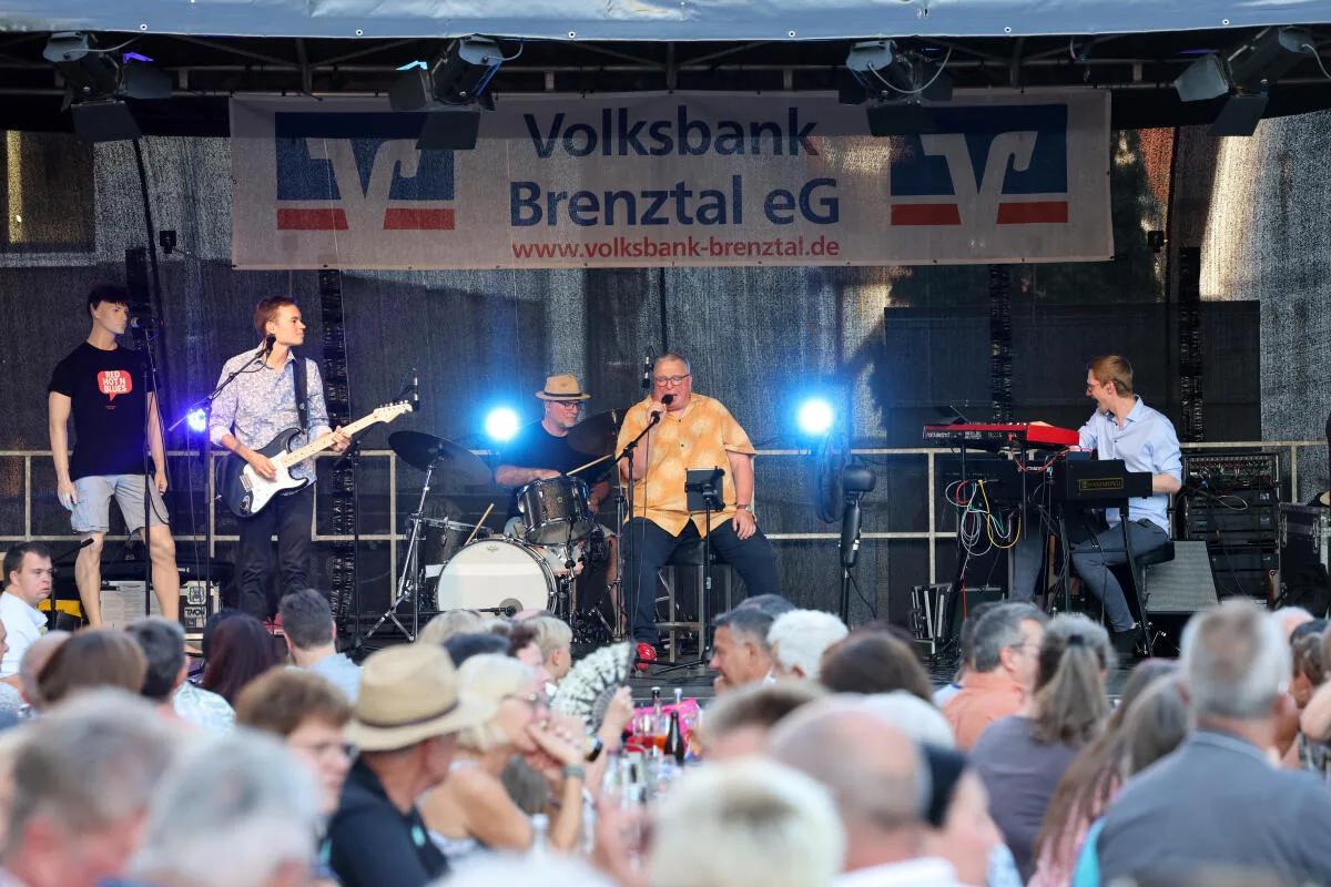 Sorgten für echtes Bluesfeeling in der Giengener Innenstadt: die Band „Red Hot N Blues“ rund um Michael Kneule (zweiter von rechts).