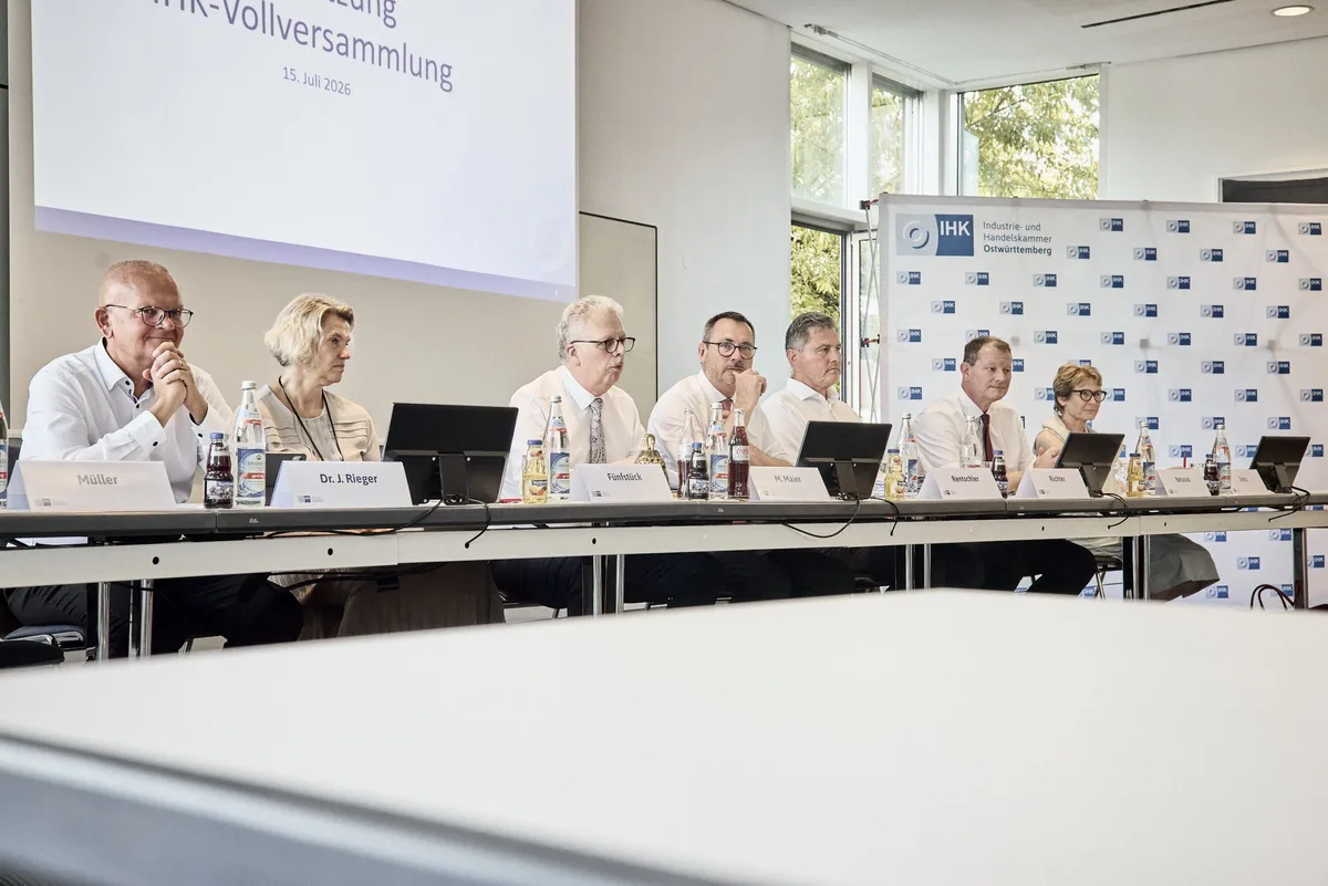 Das Präsidium der IHK Ostwürttemberg unter Vorsitz von IHK-Präsident Markus Maier (Dritter von links) berichtete über den Stand des Anbaus.