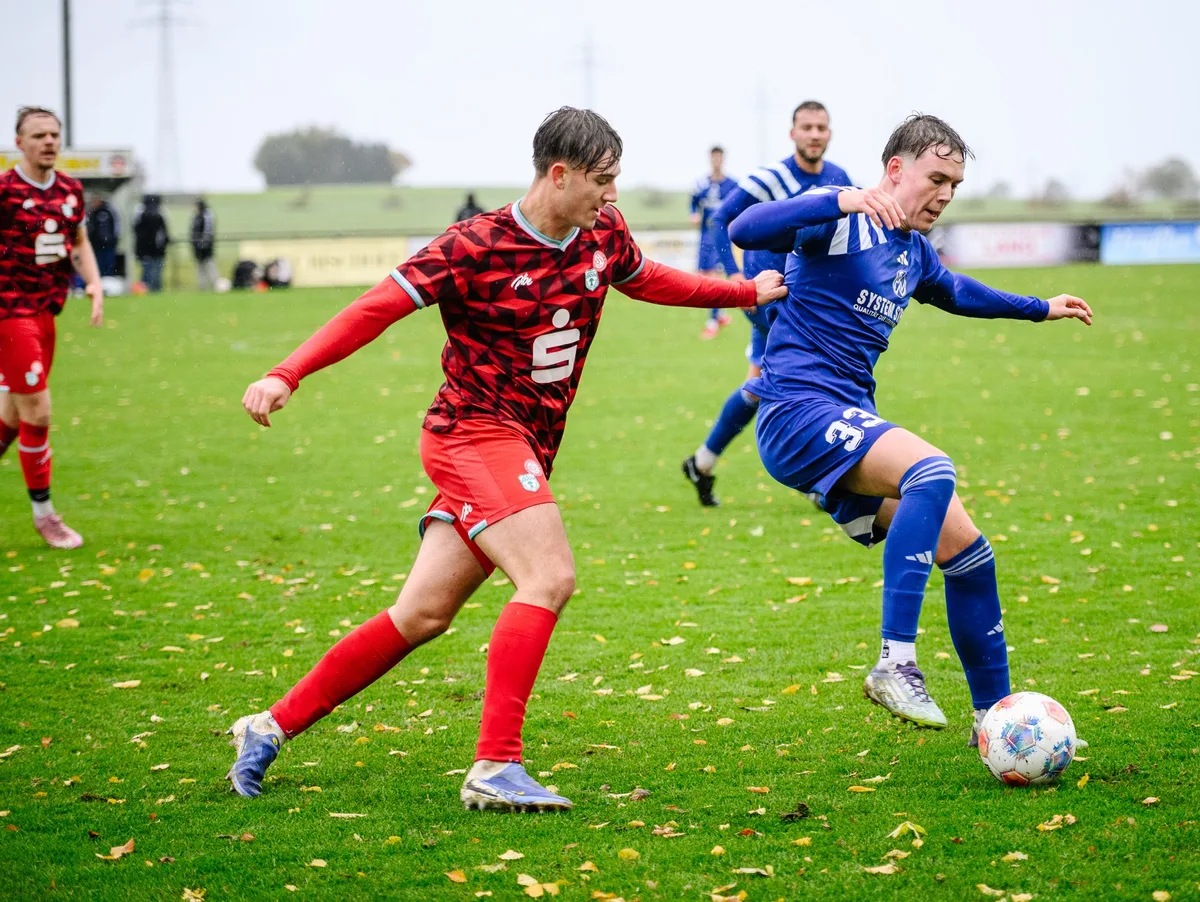 Fußball, Bezirksliga: SG Heldenfingen/Heuchlingen – FV Viktoria Wasseralfingen Die SG Heldenfingen/Heuchlingen (rote Trikots) ließ sich vom Regenwetter nicht stoppen und holte drei wichtige Punkte.