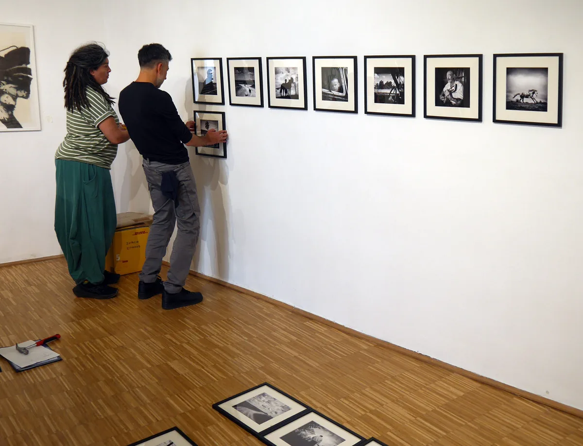 Zwei Heidenheimer Künstler beim Aufbau der Ausstellung.