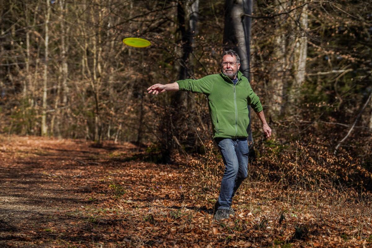 Man muss alles mal ausprobieren: Der TSG-Vorsitzende Wolfgang Schön bei der Eröffnung der Disc-Golf-Anlage auf dem Schnaitheimer Moldenberg.