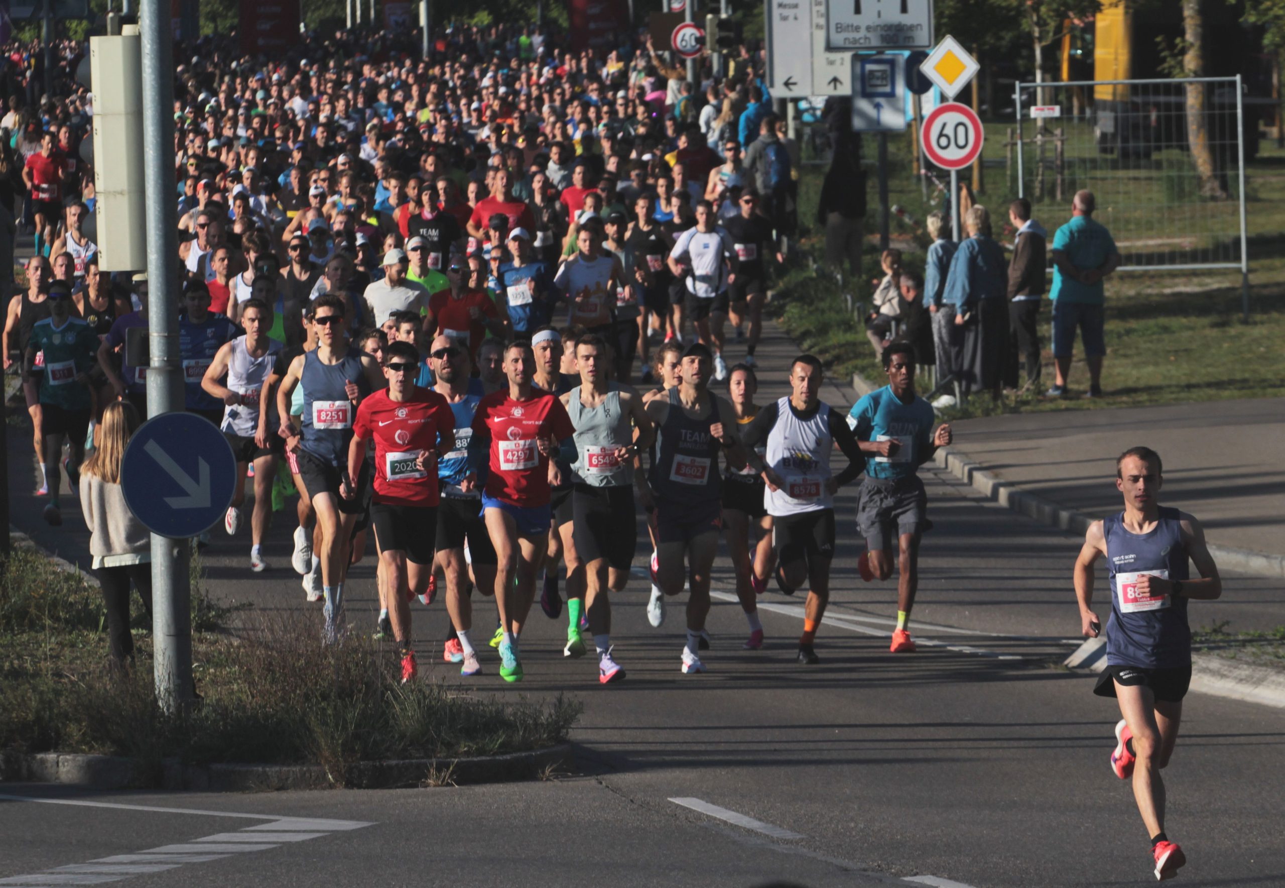 Los geht’s: Läuferinnen und Läufer gehen auf die Strecke beim Einstein-Marathon in Ulm.