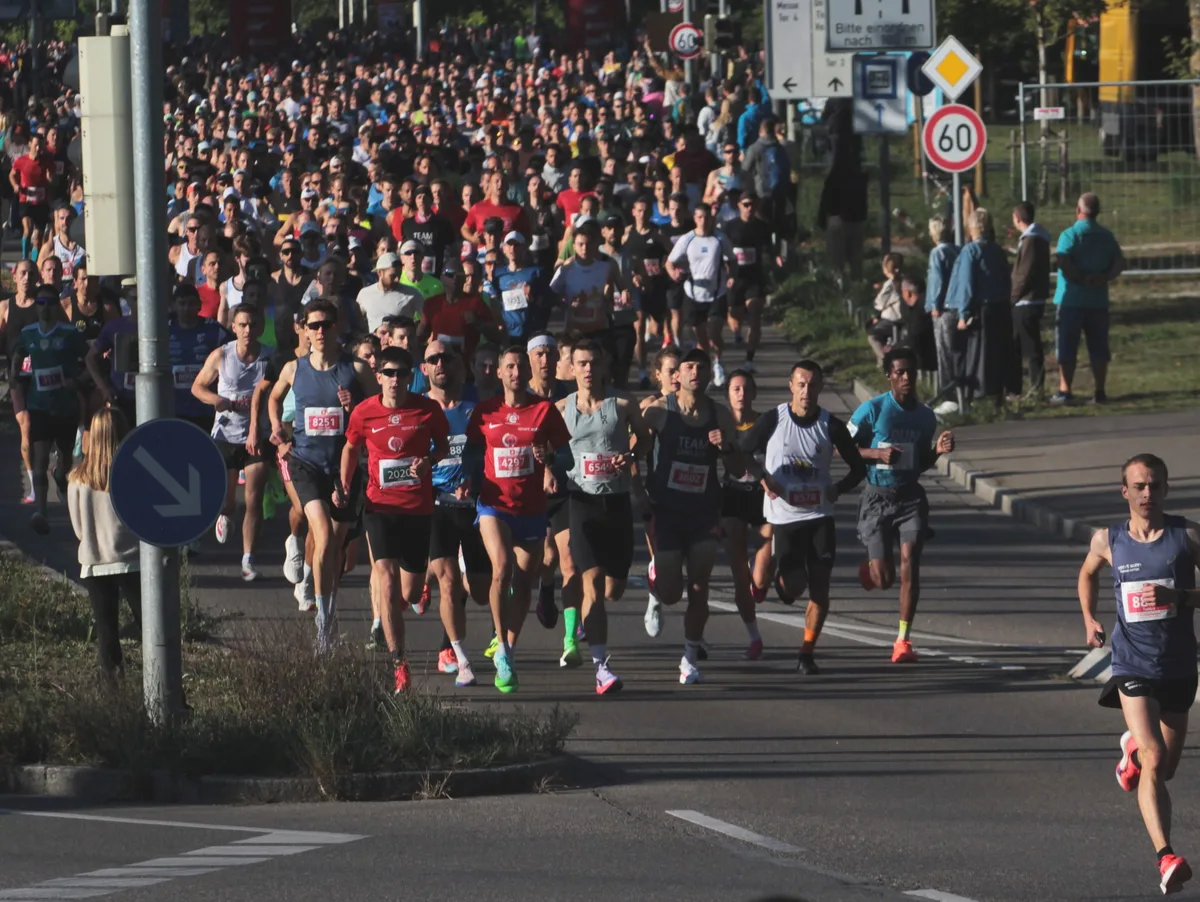 IMG_3793 Los geht’s: Läuferinnen und Läufer gehen auf die Strecke beim Einstein-Marathon in Ulm.