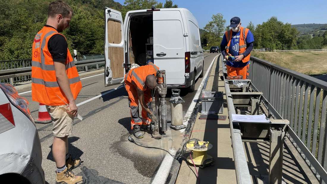An der Brücke über die K 3292 zwischen Unter- und Oberkochen haben Fachleute im Auftrag des Regierungspräsidiums Stuttgart Probebohrungen durchgeführt. 