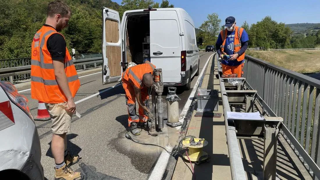 43876646-an-der-bruecke-ueber-die-3292-zwischen-unter-und-oberkochen-haben-fachleute-im-auftrag-des-regierungspraesidiums-stuttgart-probebohrungen-3Dfe An der Brücke über die K 3292 zwischen Unter- und Oberkochen haben Fachleute im Auftrag des Regierungspräsidiums Stuttgart Probebohrungen durchgeführt.