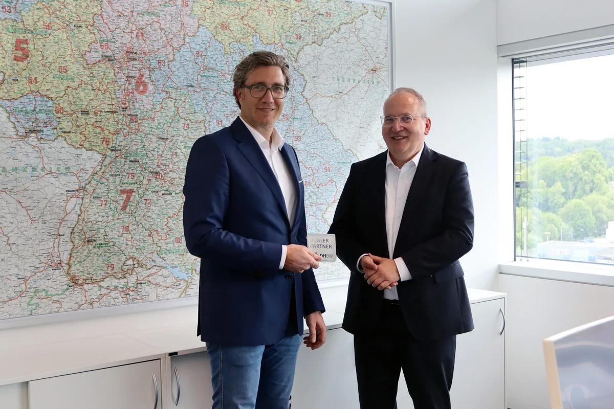 DHBW_Übergabe Gütesiegel_Martin Wilhelm_Marcus Hoffmann Prof. Dr. Marcus Hoffmann, Rektor der DHBW Heidenheim, (re.) überreichte das DHBW-Gütesiegel an HZ-Verleger Martin Wilhelm und würdigte die langjährige Partnerschaft zwischen Hochschule und Heidenheimer Zeitung.
