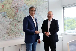 DHBW_Übergabe Gütesiegel_Martin Wilhelm_Marcus Hoffmann Prof. Dr. Marcus Hoffmann, Rektor der DHBW Heidenheim, (re.) überreichte das DHBW-Gütesiegel an HZ-Verleger Martin Wilhelm und würdigte die langjährige Partnerschaft zwischen Hochschule und Heidenheimer Zeitung.