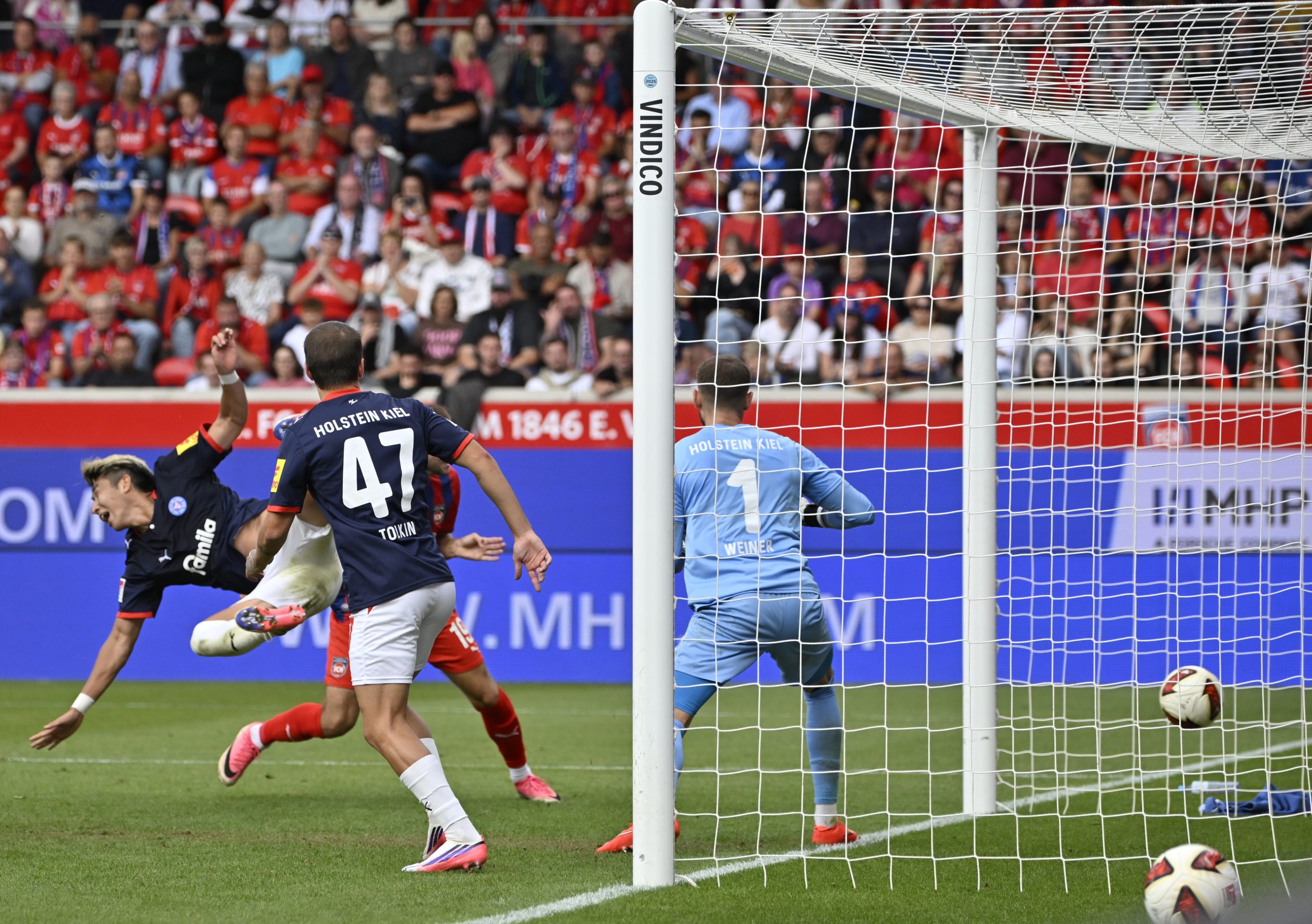 TOR zum 1:0 Jonas Foehrenbach 1. FC Heidenheim 1846 FCH (19) Torschuss Aktion Torchance verdeckt gegen Torwart Timon Weiner Holstein Kiel (01) GER, 1. FC Heidenheim vs. Holstein Kiel, Fußball, 2. Bundesliga, Spieltag 5, Spielzeit 2026/2027, 12.09.2026 DFL REGULATIONS PROHIBIT ANY USE OF PHOTOGRAPHS AS IMAGE SEQUENCES AND/OR QUASI-VIDEO Foto: Eibner-Pressefoto/Michael Weber