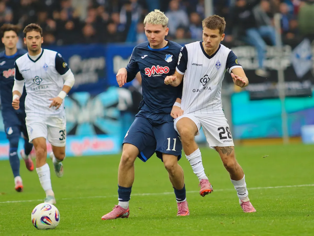 GER,TSG 1899 Hoffenheim II gegen FC Erzgebirge Aue, Fussball, 3.Liga, 13.Spieltag, Spielzeit 2025/2026, 02.11.2025. FCH statt TSG: Außenstürmer Paul Hennrich (Mitte) verstärkt die Heidenheimer Offensive.