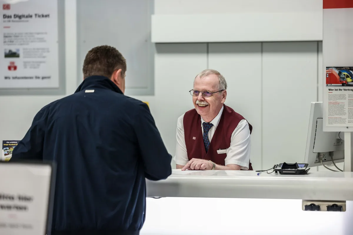 Der Servicegedanke als Lebensmaxime: Nach 50 Jahren bei der Bahn verlässt Ralf Fleischmann das Reisezentrum im Heidenheimer Bahnhof.