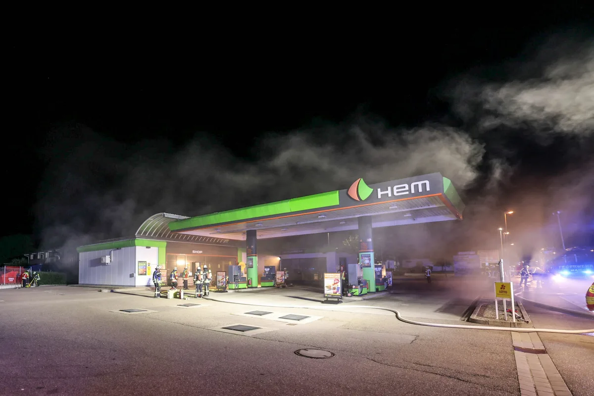 Rauchschwaden von einem Brand einer Tankstelle in Nattheim Freitagnacht.