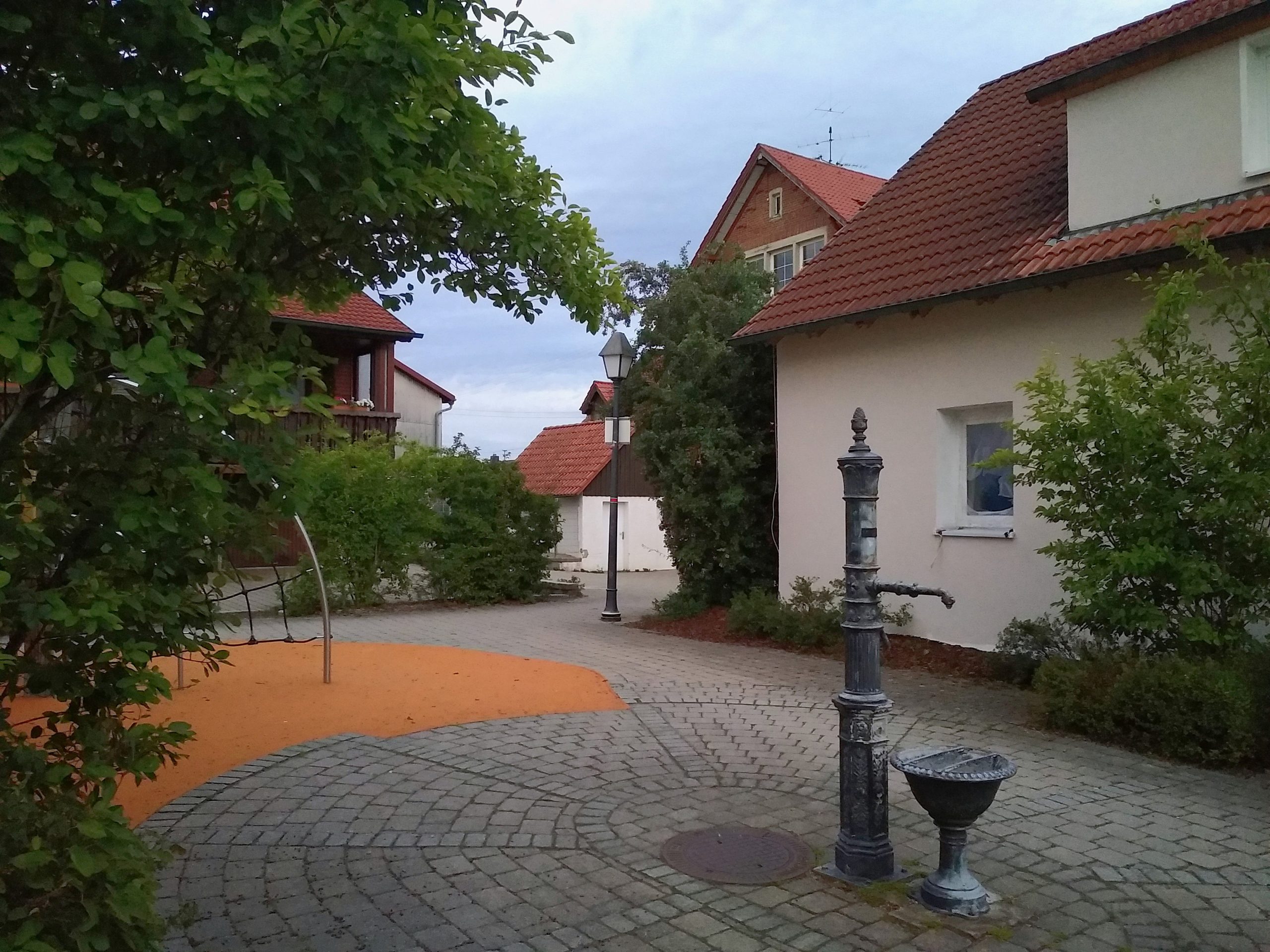 Der Oggenhauser Ortschaftsrat hat seine Haushaltswünsche für das Jahr 2027 an die Heidenheimer Stadtverwaltung formuliert. Dazu gehören Planungen für eine Entsiegelung des Dorfkerns und die Möglichkeit, sich dort erfrischen zu können.