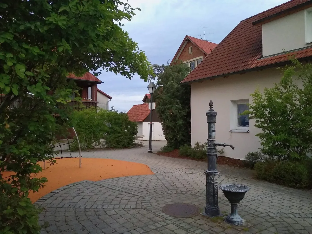 Ortsmitte Oggenhausen Foto René Rosin Der Oggenhauser Ortschaftsrat hat seine Haushaltswünsche für das Jahr 2027 an die Heidenheimer Stadtverwaltung formuliert. Dazu gehören Planungen für eine Entsiegelung des Dorfkerns und die Möglichkeit, sich dort erfrischen zu können.
