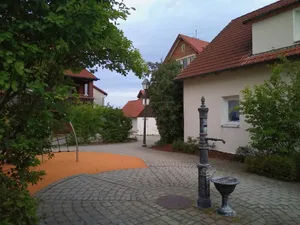 Ortsmitte Oggenhausen Foto René Rosin Der Oggenhauser Ortschaftsrat hat seine Haushaltswünsche für das Jahr 2027 an die Heidenheimer Stadtverwaltung formuliert. Dazu gehören Planungen für eine Entsiegelung des Dorfkerns und die Möglichkeit, sich dort erfrischen zu können.