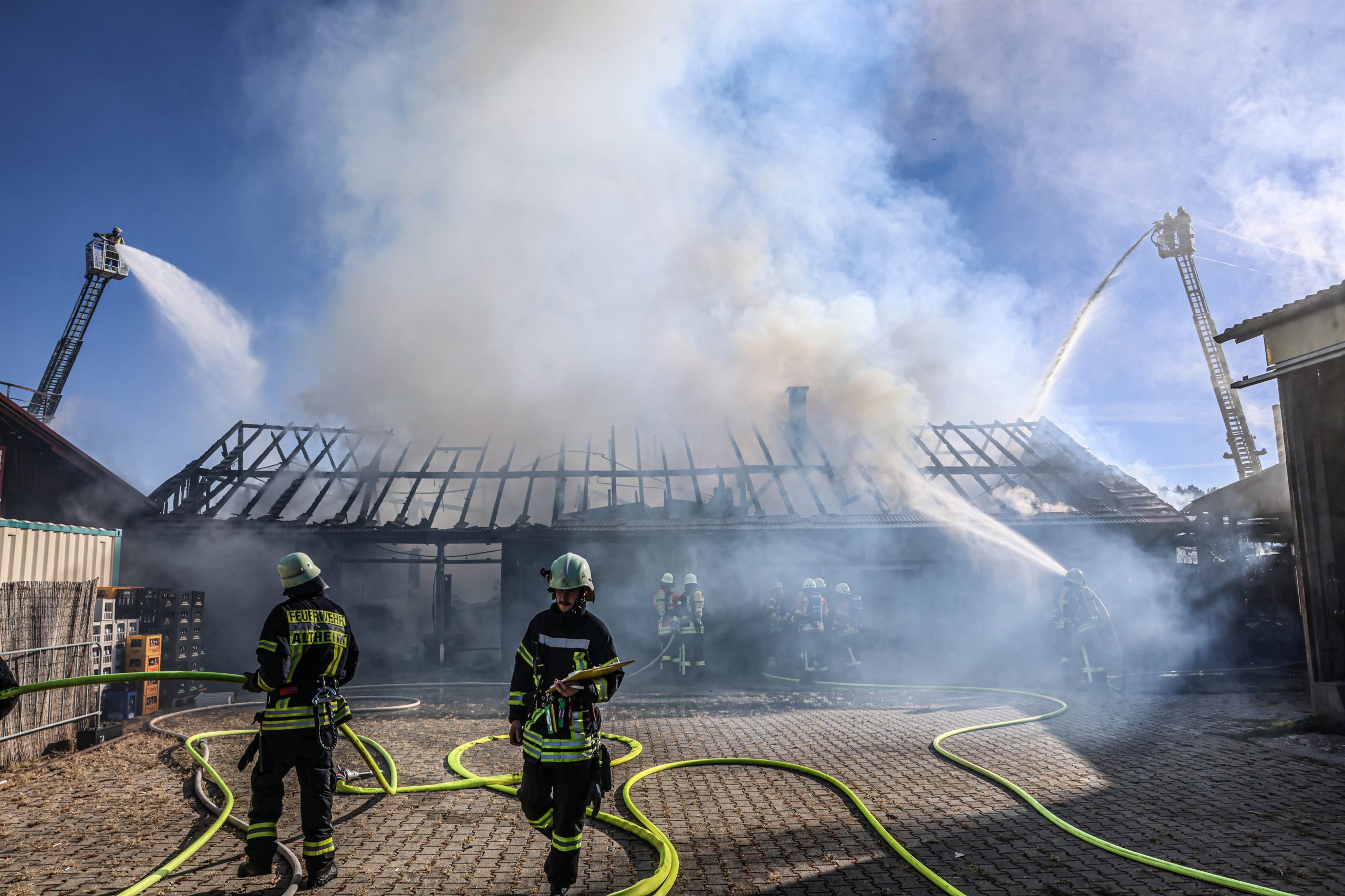 Am Freitagmorgen standen ein Schuppen und ein Silo in Altheim in Vollbrand.