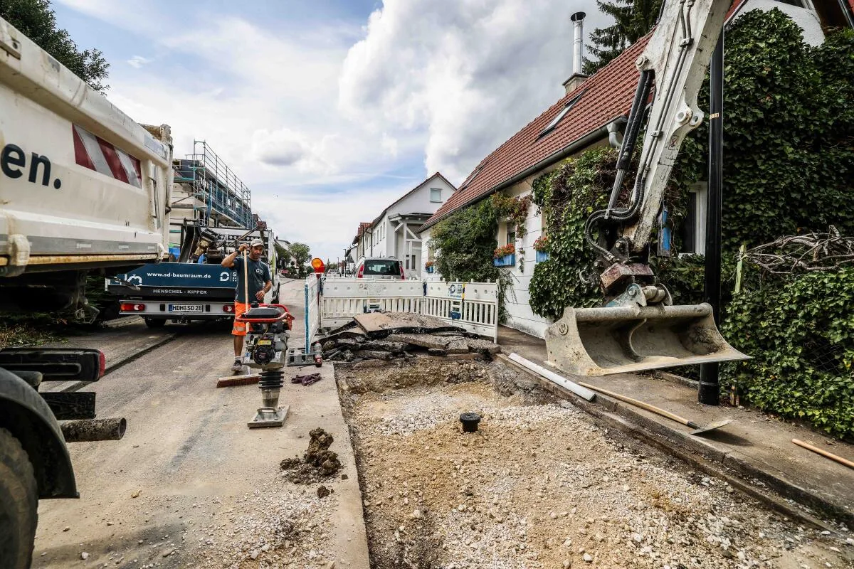 Friedrich-Burr-Straße, Oggenhausen, Arbeiten, Wasserleitung, Rohrbruch, Mal wieder ein Rohrbruch: Die Friedrich-Burr-Straße in Oggenhausen wird gerade zum siebten Mal innerhalb der vergangenen zwei Jahre aufgebaggert.