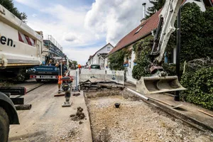 Mal wieder ein Rohrbruch: Die Friedrich-Burr-Straße in Oggenhausen wird gerade zum siebten Mal innerhalb der vergangenen zwei Jahre aufgebaggert.