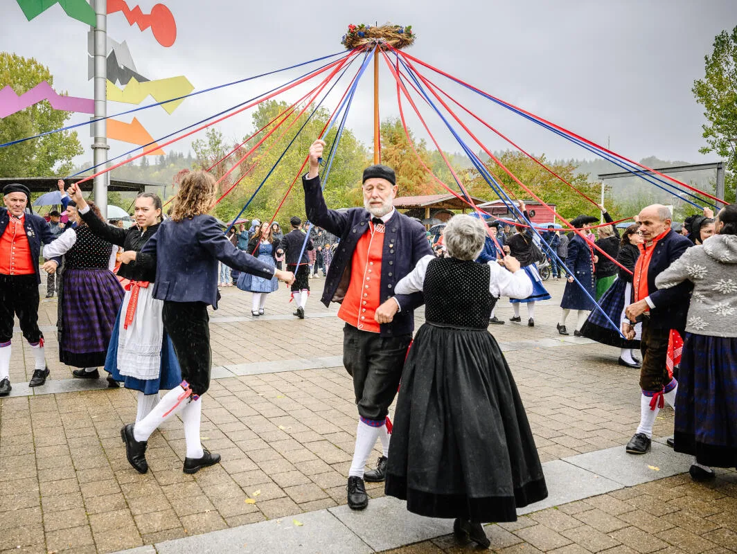 Allerlei traditionelle Tänze gab es beim Schäfer-Erlebnistag im Brenzpark Heidenheim zu betrachten. Allerlei traditionelle Tänze gab es beim Schäfer-Erlebnistag im Brenzpark Heidenheim zu betrachten.