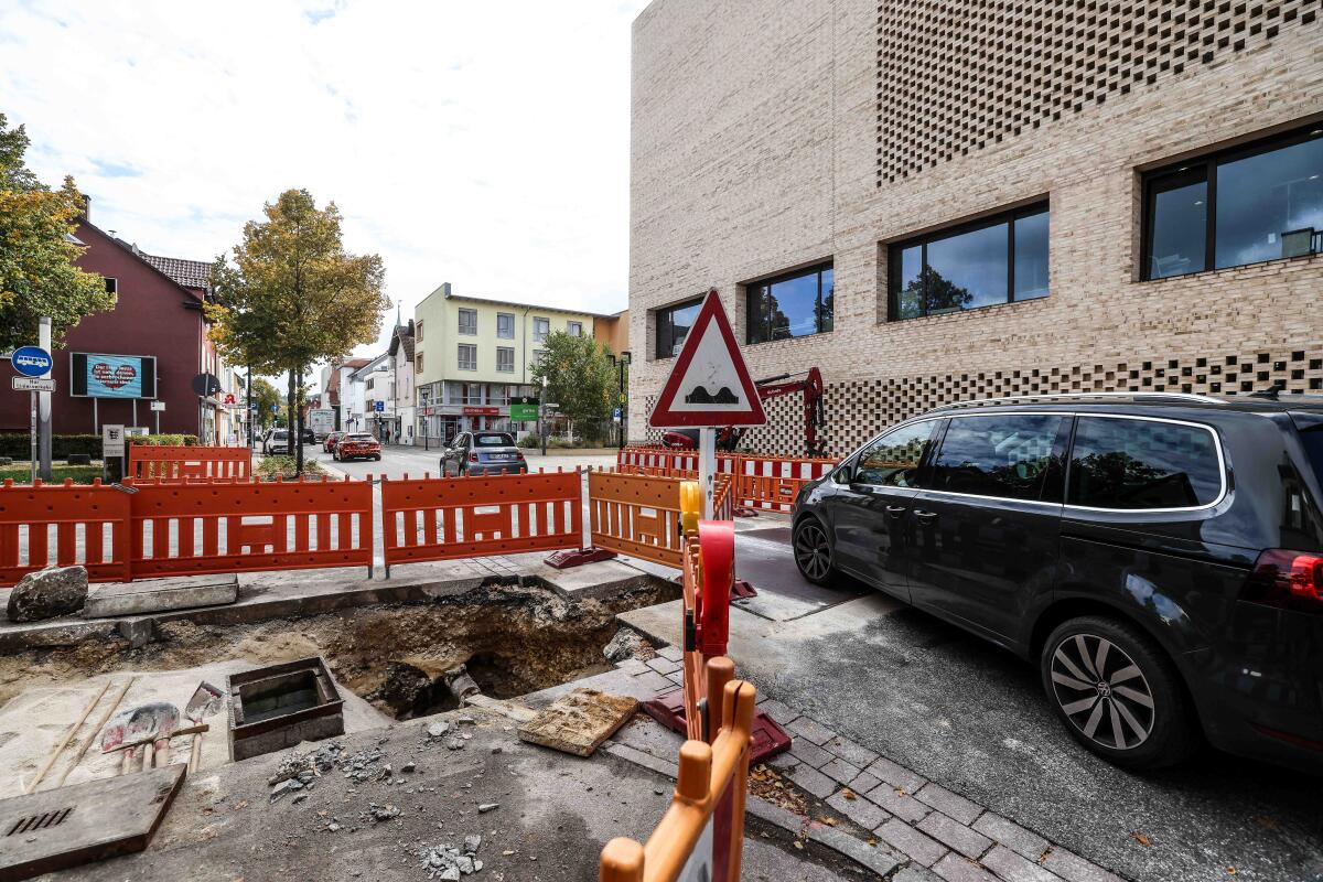 Die Brenzstraße verengt sich auf eine Spur, weil eine Wärmeleitung verlegt wird. 
