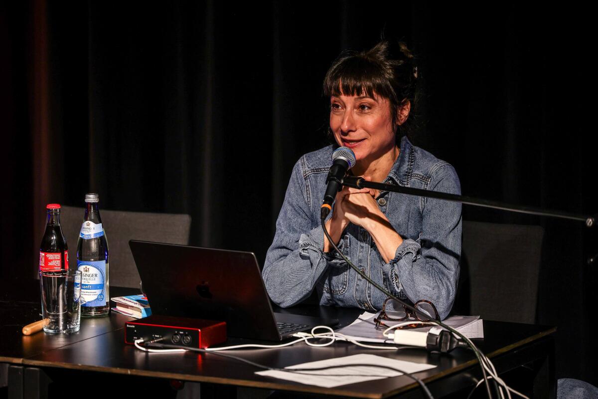 Die Musikerin und Moderatorin Nina Fiva Sonnenberg las in der Stadtbibliothek Heidenheim aus ihrem Debütroman „Das Herz, ein Wolf“.