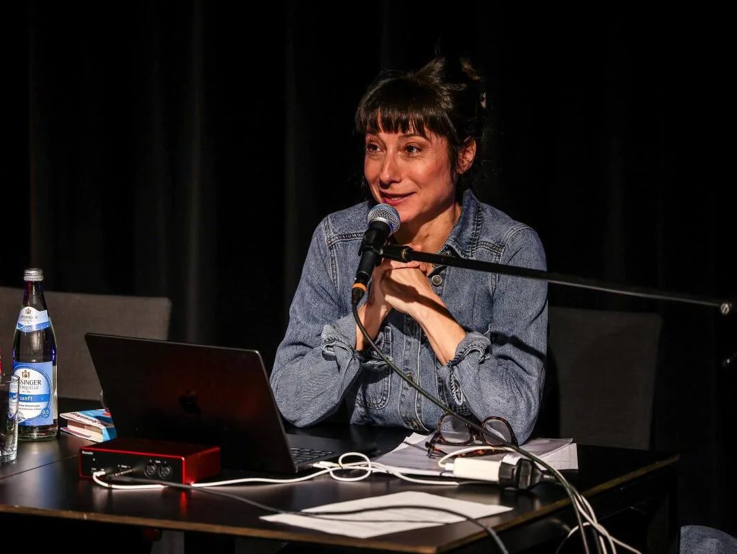 Stadtbibliothek, Lesung, Nina Fiva Sonnenberg, Das Herz ein Wolf, Die Musikerin und Moderatorin Nina Fiva Sonnenberg las in der Stadtbibliothek Heidenheim aus ihrem Debütroman „Das Herz, ein Wolf“.