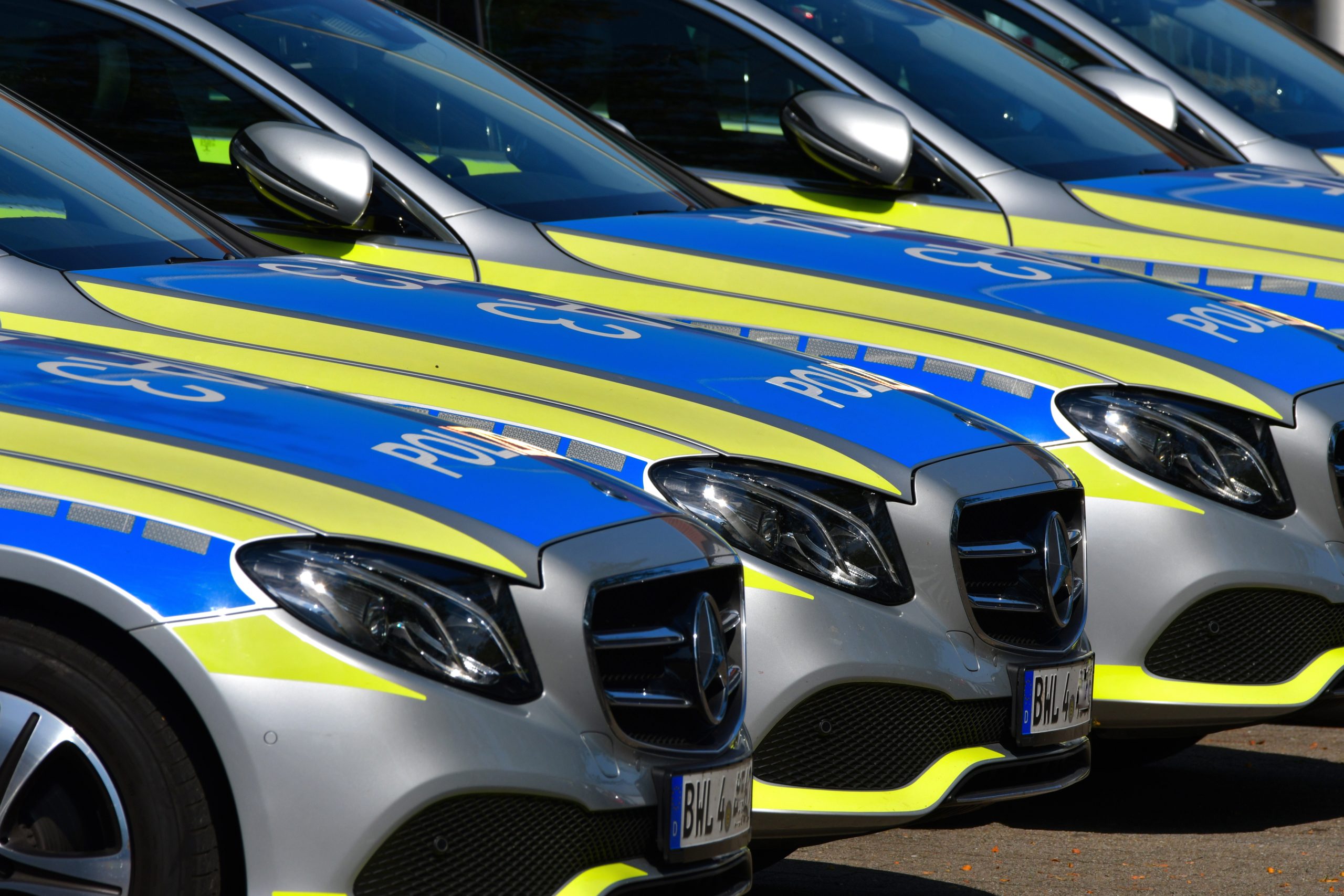 Geparkte Streifenwagen der Polizei, Symbolfoto.