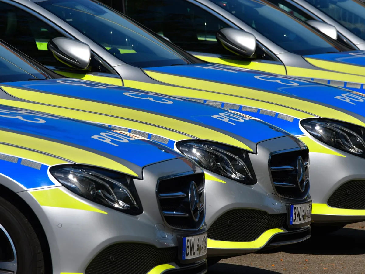 Geparkte Streifenwagen der Polizei, Symbolfoto. Geparkte Streifenwagen der Polizei, Symbolfoto.