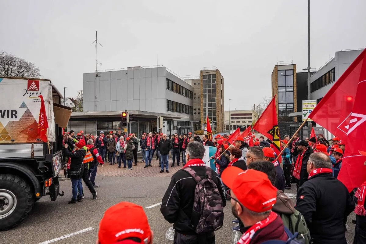 Ähnliche Szenen wie hier, bei einer Kundgebung im Jahr 2024 bei BSH in Giengen erhofft sich die IG Metall am Freitag in Ellwangen. 