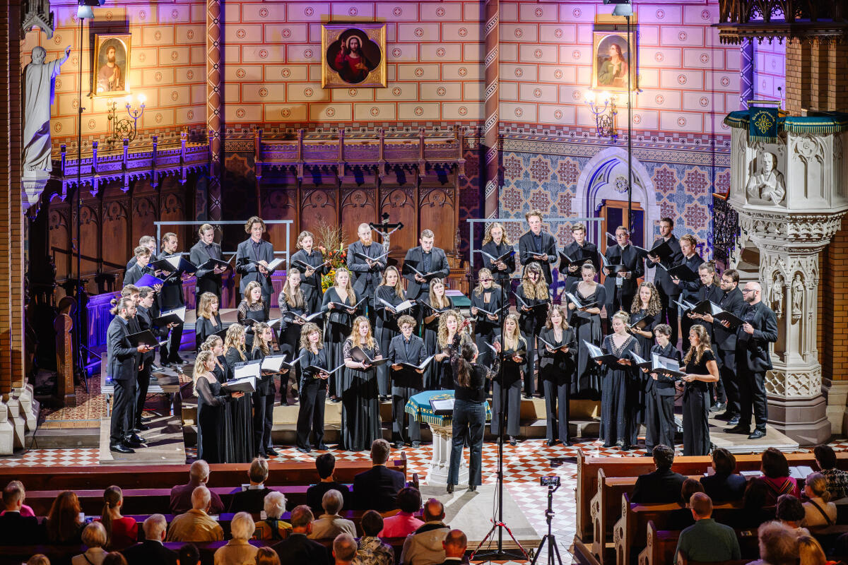 Sein 20-jähriges Bestehen zelebrierte der Junge Kammerchor Ostwürttemberg bei seinem Sommerkonzert in der Heidenheimer Pauluskirche.