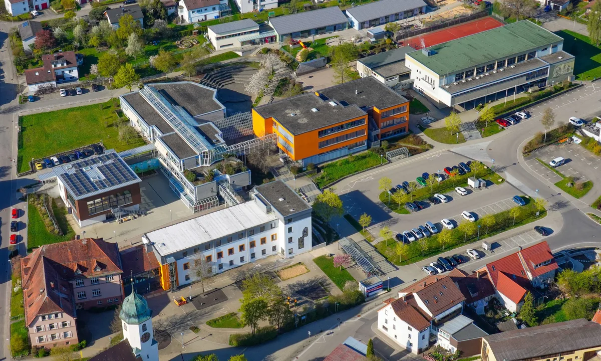 Die Steinheimer Albuchhalle (rechts) ist eingebettet ins Areal der Hillerschule. Sie ist nicht nur für die Schule und Sportvereine wichtig, sondern auch immer wieder Schauplatz kultureller Veranstaltungen.