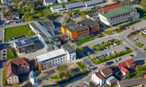 Steinheim-Schule-Areal-2026-04-23 (12) GEYER-LUFTBILD Die Steinheimer Albuchhalle (rechts) ist eingebettet ins Areal der Hillerschule. Sie ist nicht nur für die Schule und Sportvereine wichtig, sondern auch immer wieder Schauplatz kultureller Veranstaltungen.