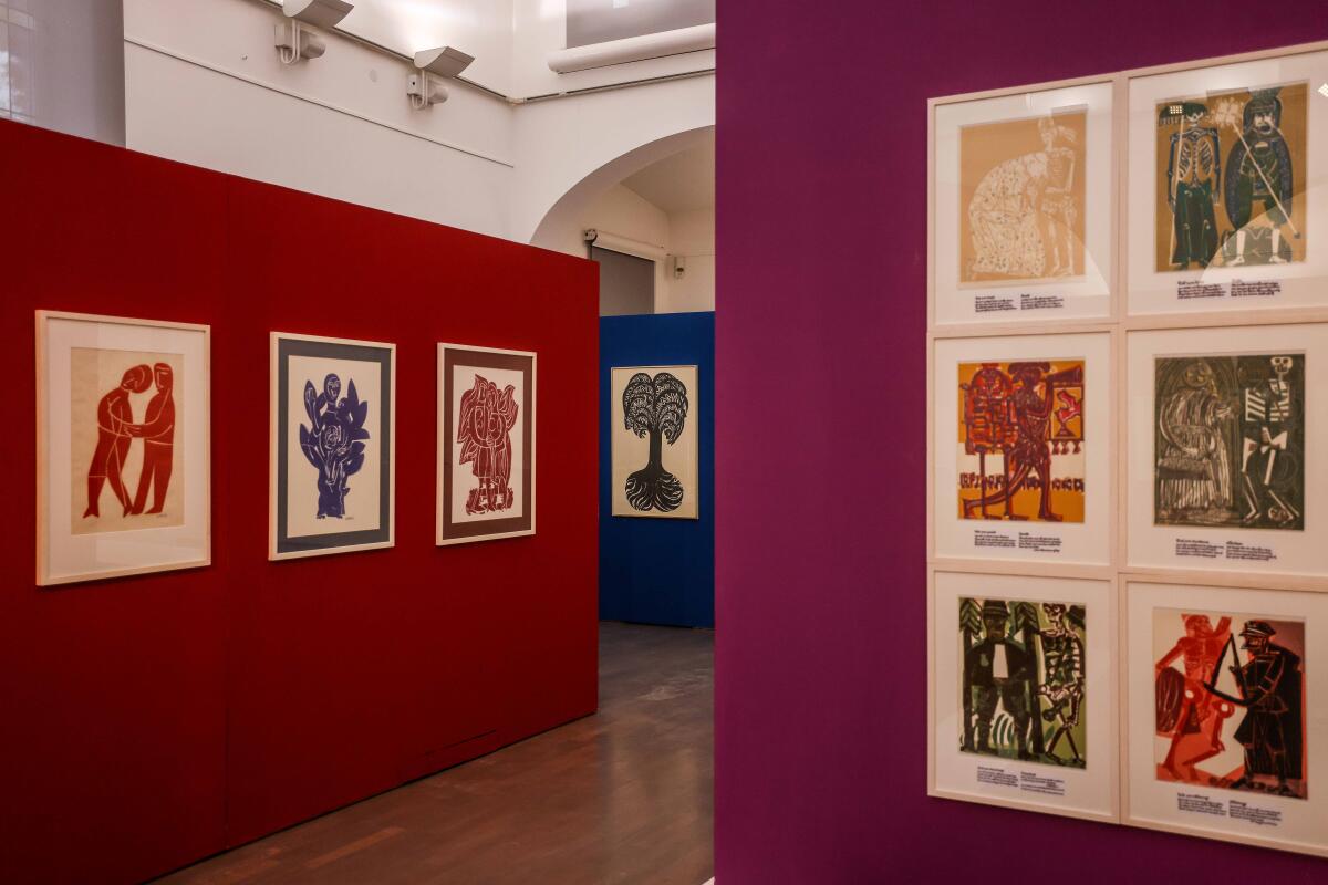 Drei Farben, drei Aspekte: Am 25. Oktober eröffnet die neue Ausstellung „Trommler, Tiere, Totentänze“ im Kunstmuseum Heidenheim.