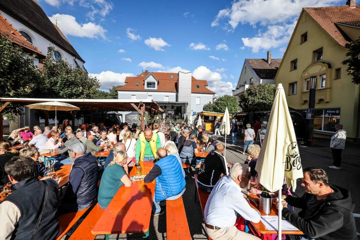 Eine warme Weste konnte zwar nicht schaden, unterm Strich kamen nach Veranstalterangaben am Wochenende aber rund 9000 Menschen zum Giengener Winzersommer.