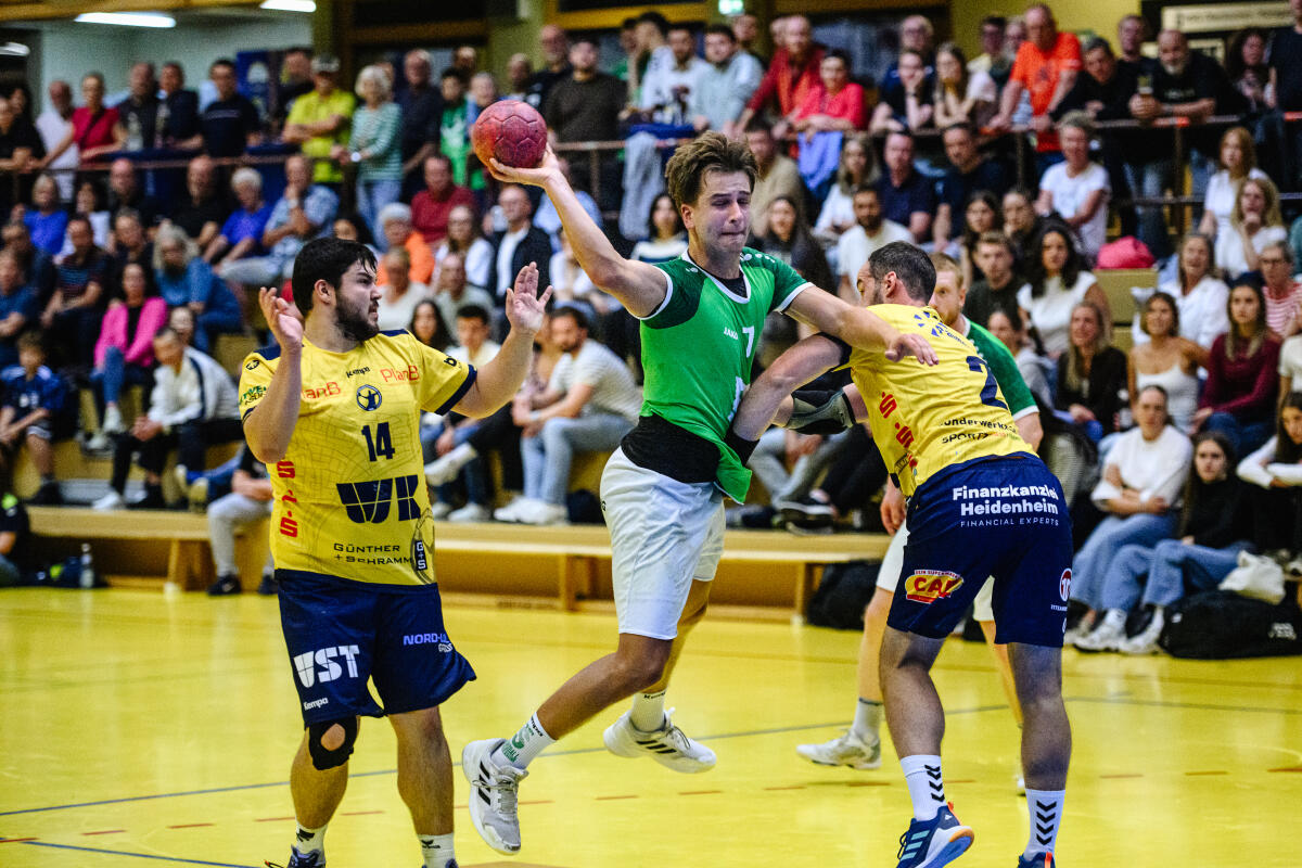 Beim Heimsieg der TSG Schnaitheim war Johannes Mühlberger&nbsp;– hier in einer Szene aus dem Derby gegen die HSG in der vergangenen Runde&nbsp;– erfolgreichster Werfer.