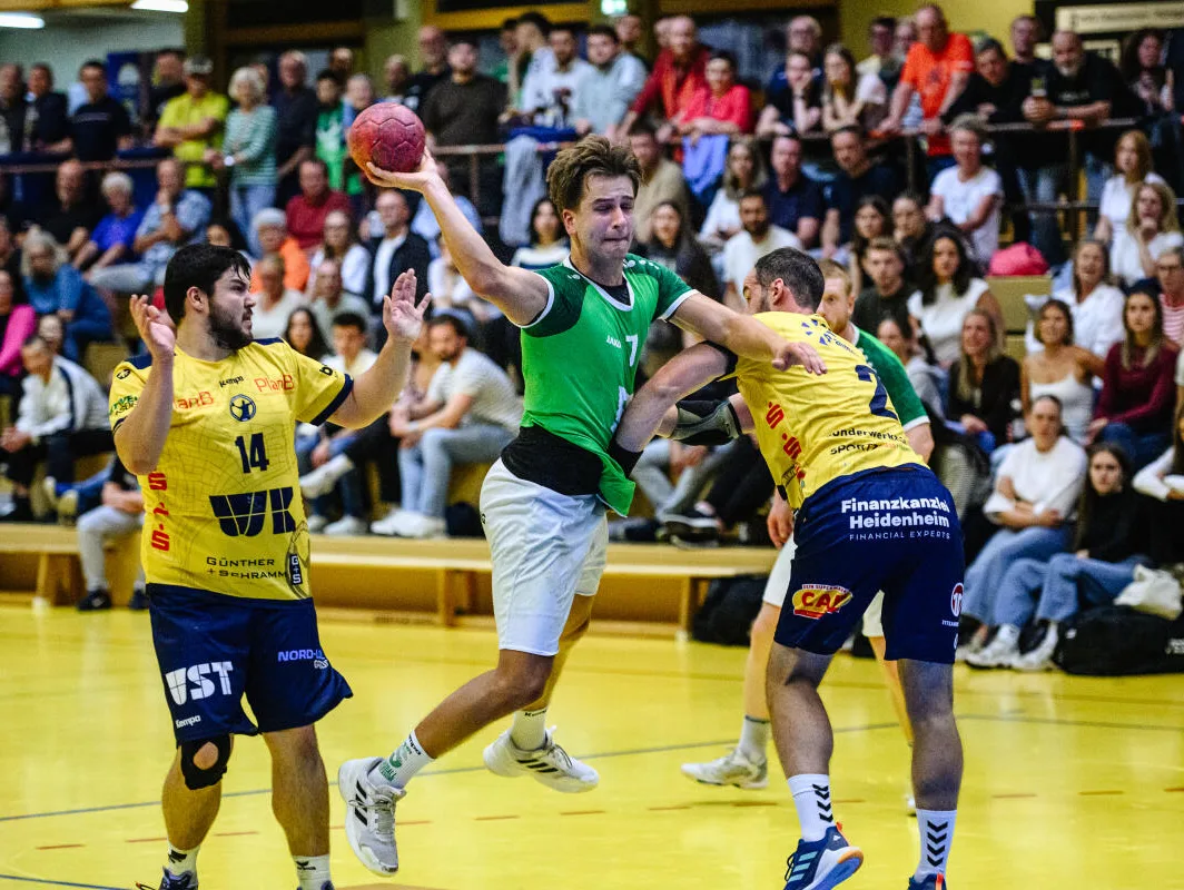 Handball, Landesliga: HSG Oberkochen/Königsbronn – TSG Schnatiheim Beim Heimsieg der TSG Schnaitheim war Johannes Mühlberger – hier in einer Szene aus dem Derby gegen die HSG in der vergangenen Runde – erfolgreichster Werfer.