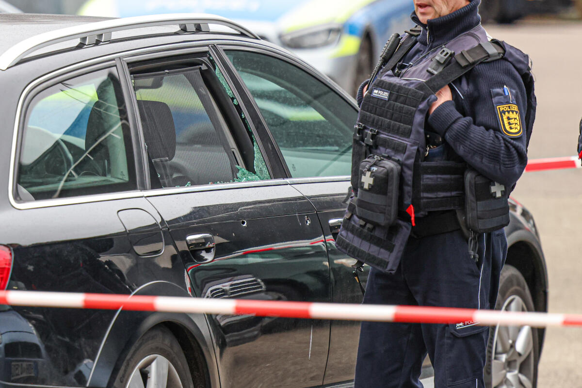 Die Einschusslöcher zeugen von den Schüssen in Nattheim. Ein 47-jähriger Heidenheimer fuhr den Schützen anschließend vom Tatort und musste sich nun vor Gericht verantworten.
