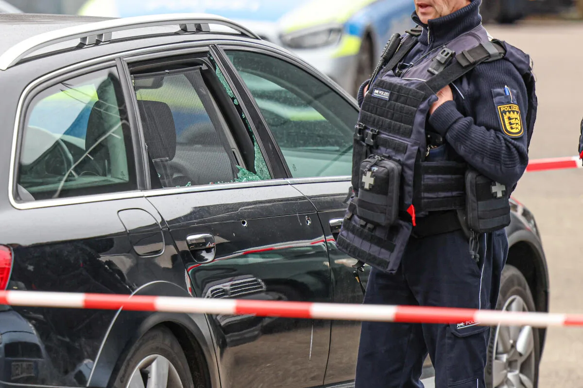 Die Einschusslöcher zeugen von den Schüssen in Nattheim. Ein 47-jähriger Heidenheimer fuhr den Schützen anschließend vom Tatort und musste sich nun vor Gericht verantworten. Die Einschusslöcher zeugen von den Schüssen in Nattheim. Ein 47-jähriger Heidenheimer fuhr den Schützen anschließend vom Tatort und musste sich nun vor Gericht verantworten.