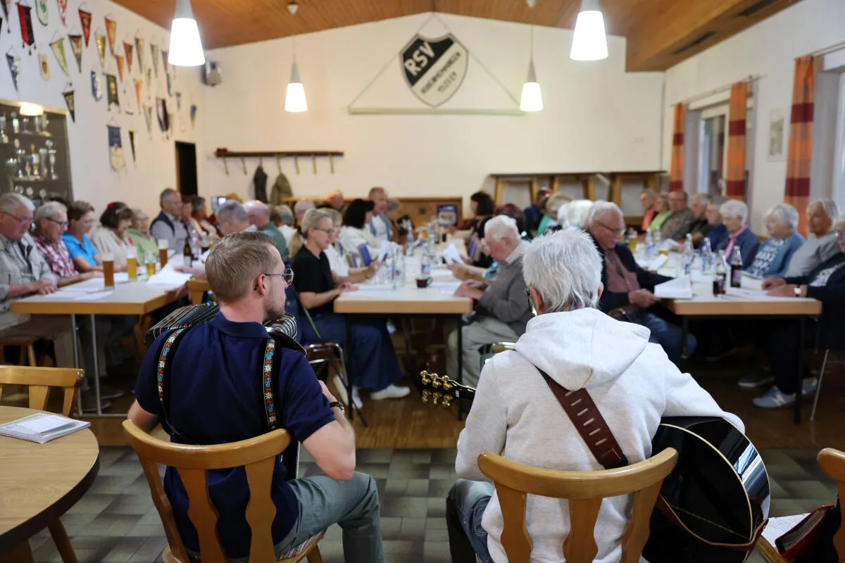 Koop RSV Gesangverein, Clubhaus RSV Hohenmemmingen auf dem Schelmenber Gemeinsam singen und musizieren: Schon bei der Premiere des gemeinsamen Liedersingens von Gesangverein Sängerlust und RSV Hohenmemmingen blieb im RSV-Vereinsheim kein Sitzplatz frei.