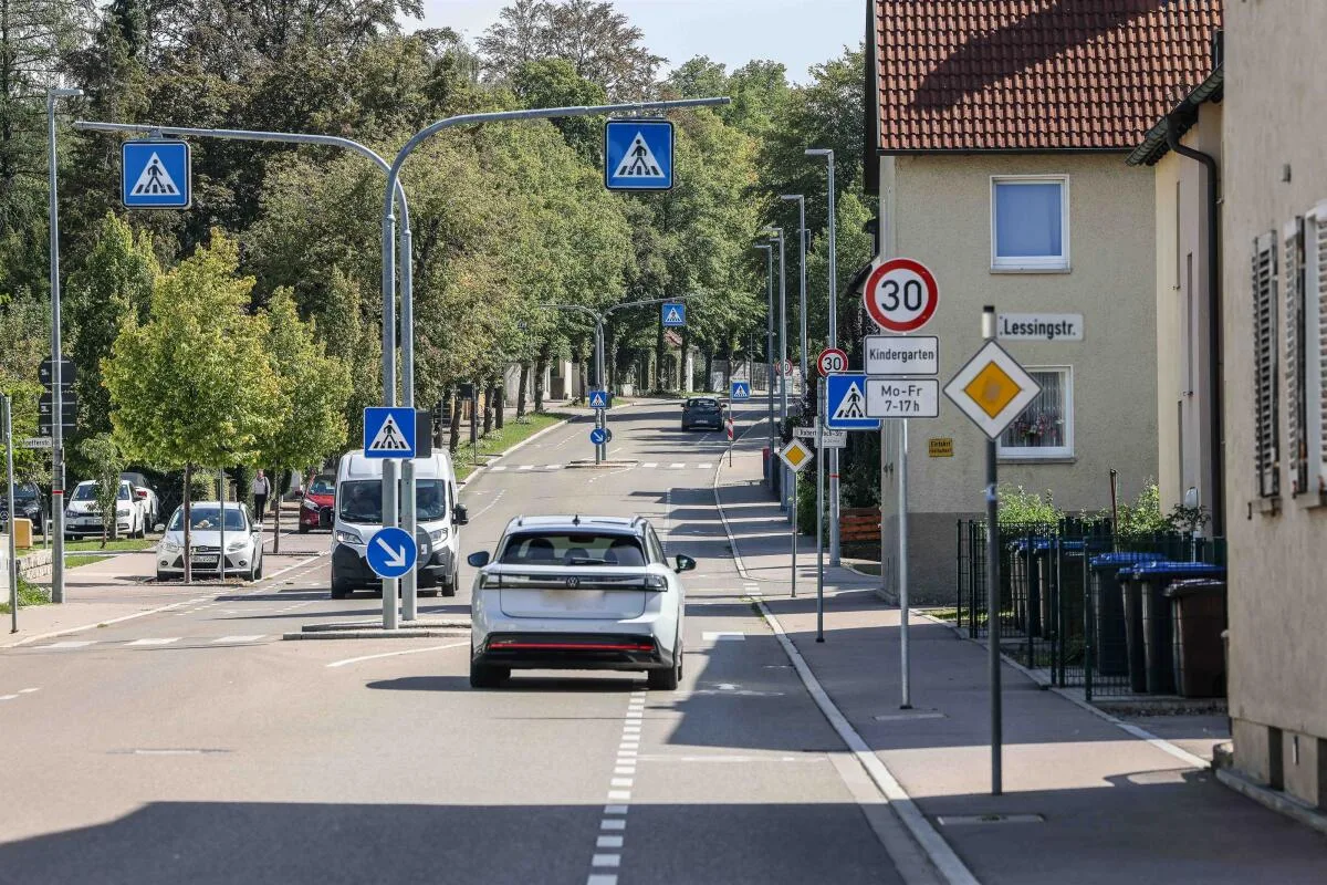 Auf der Römerstraße gilt Tempo 30 nun auf einem längeren Abschnitt bis hinters Werkgymnasium. Auf der Römerstraße gilt Tempo 30 nun auf einem längeren Abschnitt bis hinters Werkgymnasium.