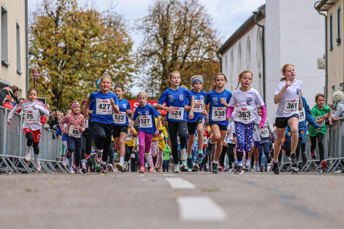 Stadtlauf Giengen Auch der Nachwuchs überzeugt in der Giengener Altstadt mit starken Zeiten.