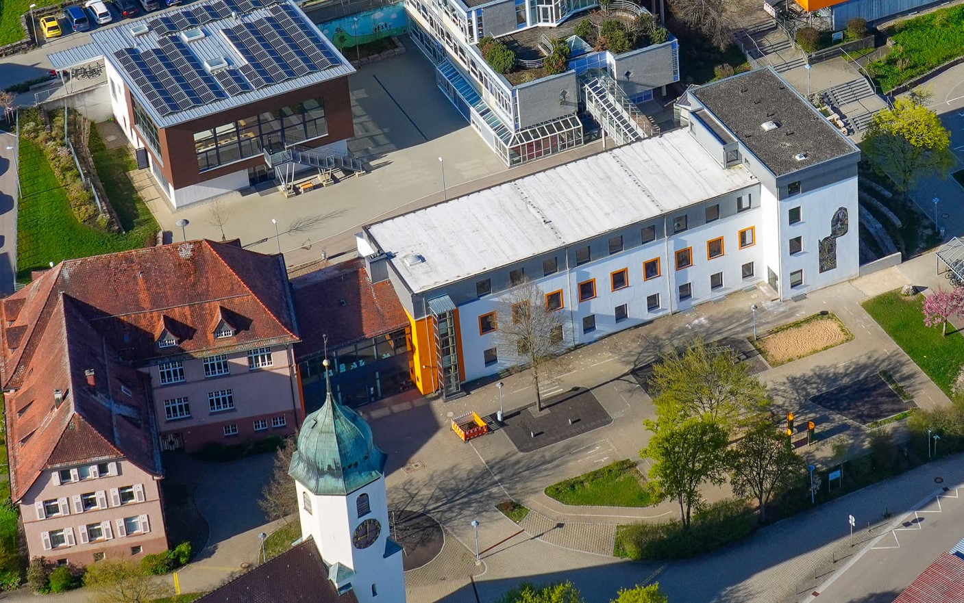 Der Schulhof der Steinheimer Grundschule wird umgestaltet: neue Konzeption, neue Spielgeräte, Sitzmöglichkeiten und viel Grün.